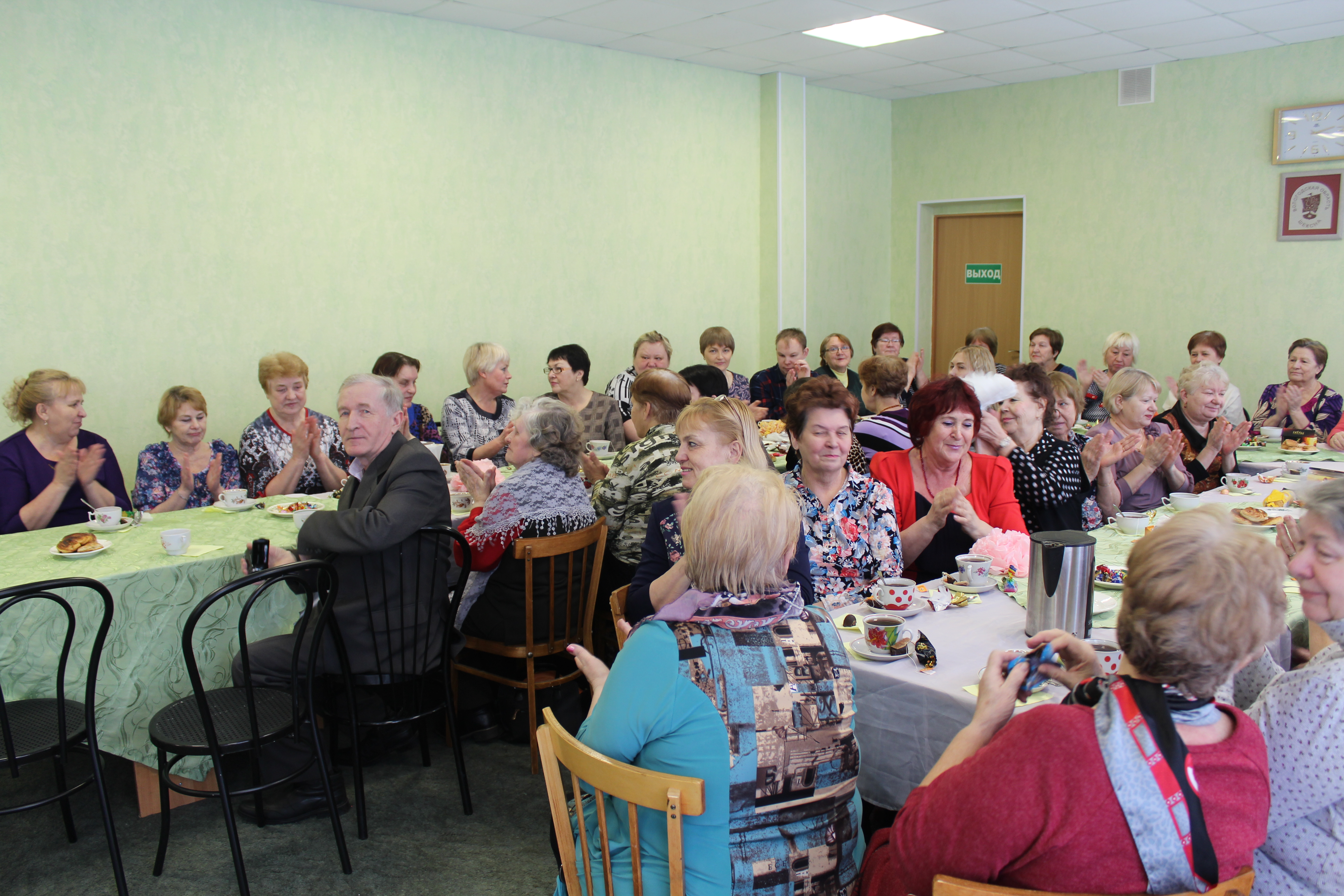 Поет гитара о любви.