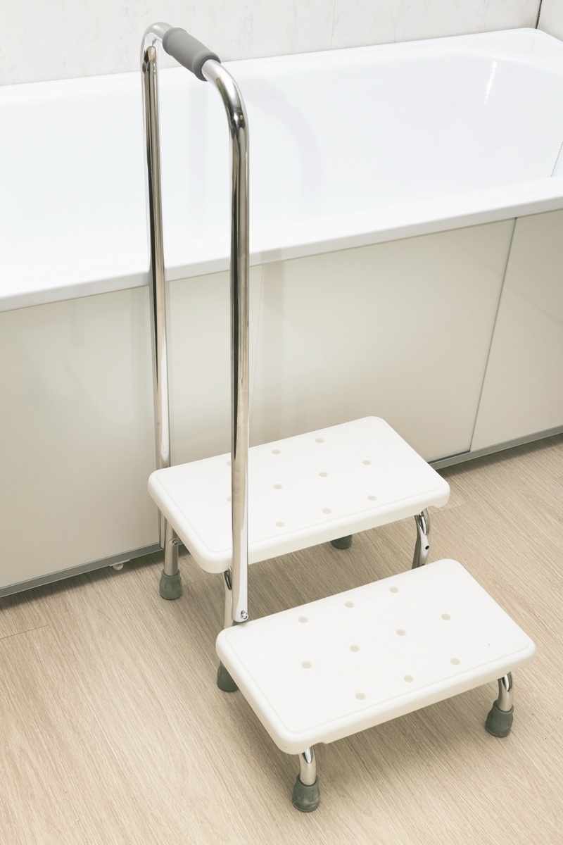 Надёжные помощники: ступень для ванны (13/11/2025)