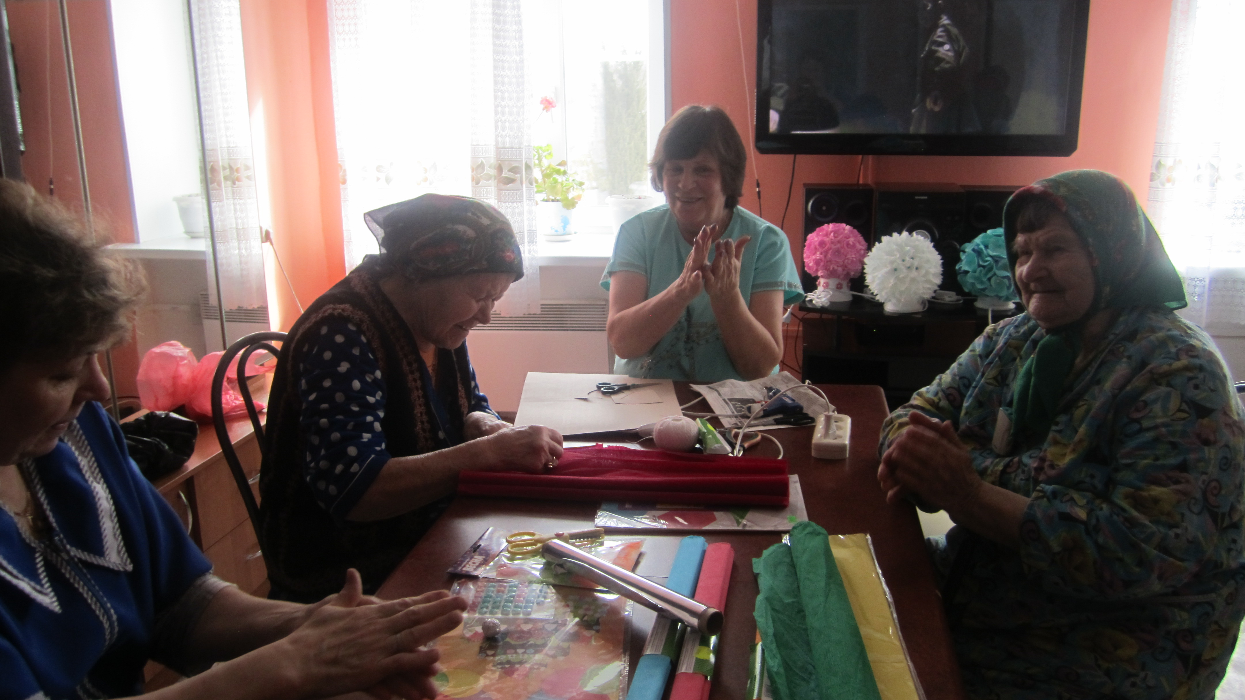 Гимнастика  для  пожилых  людей - используем   эспандер, массажер  ручной