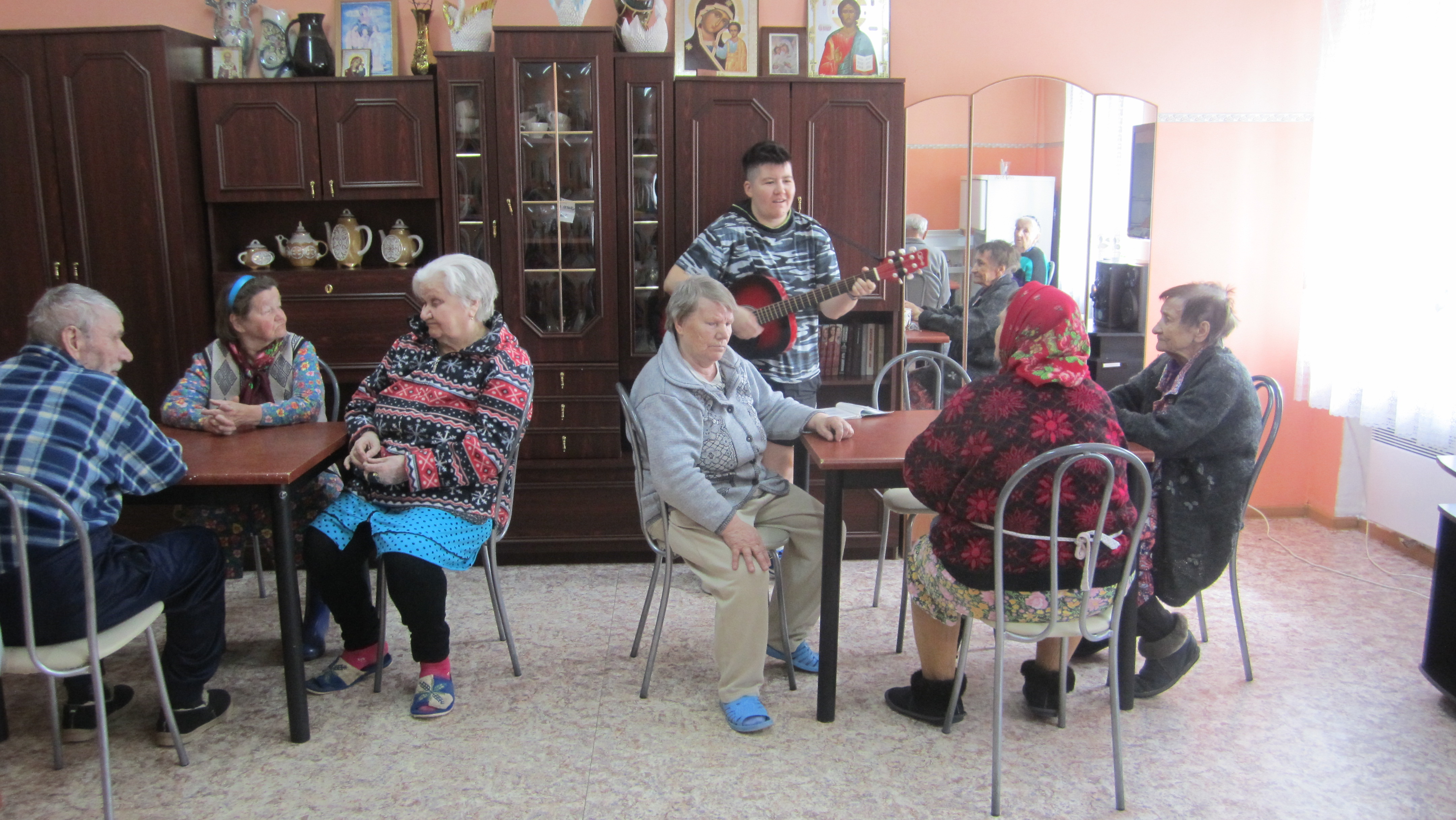 ПОМОЩЬ ВОЛОНТЕРОВ - ПОЖИЛЫМ ЛЮДЯМ…..