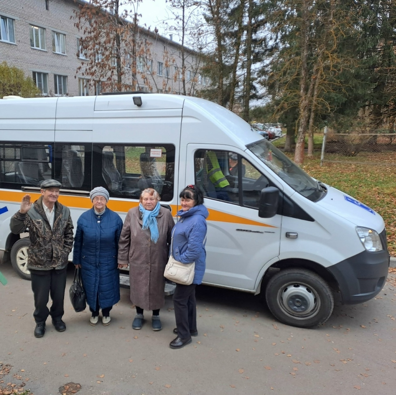 В Шекснинском районе продолжается работа по доставке граждан 60 лет и старше, проживающих в сельской местности, для прохождения профилактических осмотров и диспансеризации (23.10.2025).