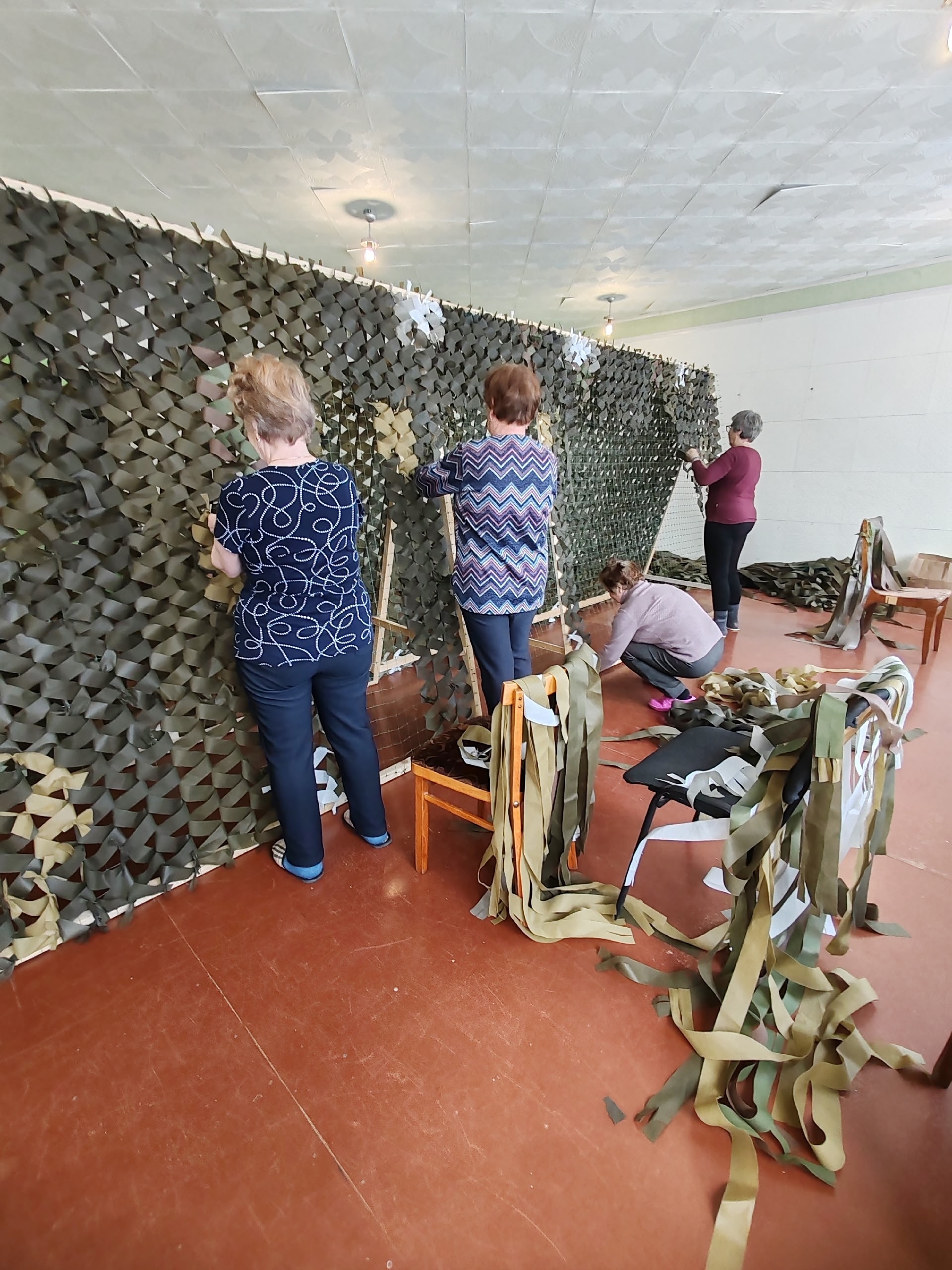 В штабе "Время Быть Вместе 35 Шексна" по адресу ул. Шлюзовая д. 1, кабинет № 20 ветераны центра активного долголетия «Забота» и члены общества инвалидов плетут маскировочные сети с 1 августа 2025 года.