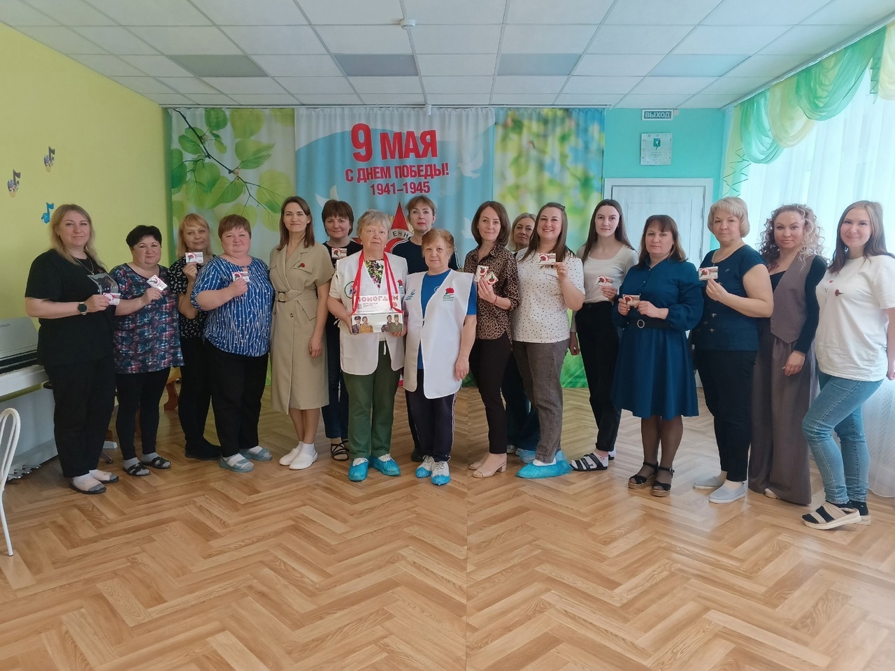 24 апреля «серебряные» волонтеры отряда «Добрые сердца» Ирина Павловна Нестерова и Любовь Викторовна Петренко провели благотворительную акцию «Красная гвоздика» в детском саду «Светлячок».