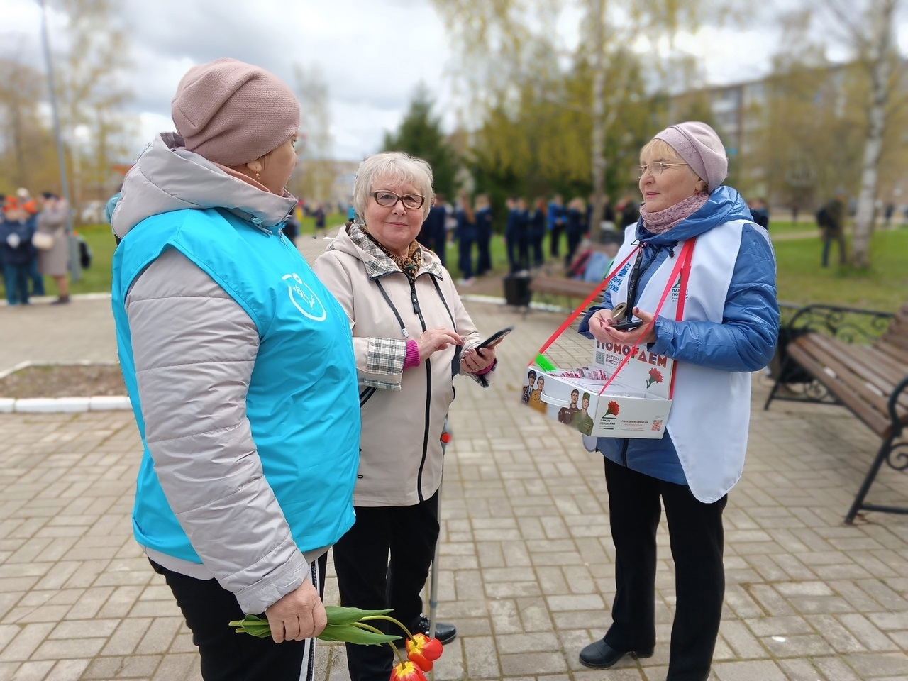 7 мая серебряные волонтёры отряда «Добрые сердца» Власова Татьяна Николаевна, Дурягина Татьяна Серафимовна, Львова Елена Викторовна и Петренко Любовь Викторовна провели акцию «Красная гвоздика» на митинге, посвящённому Дню Победы