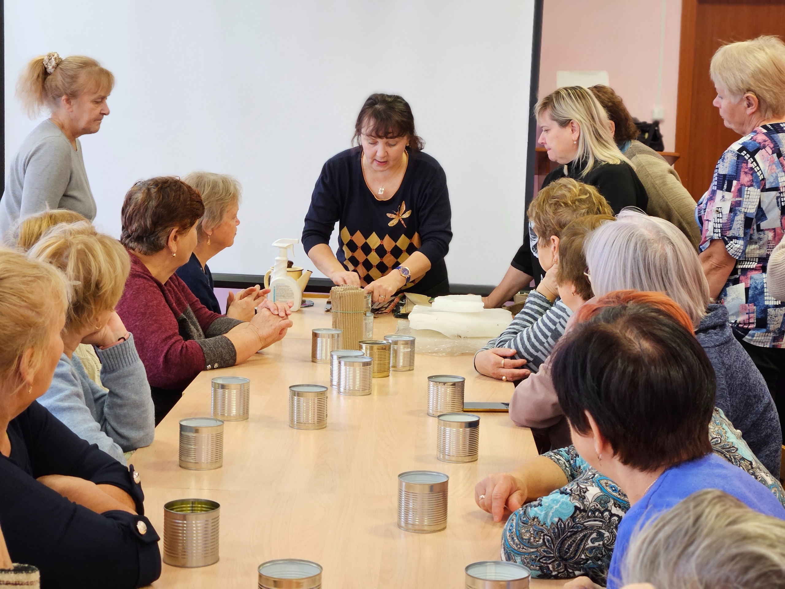 «Серебряные» волонтёры отряда «Добрые сердца» начали делать блиндажные свечи для военных, находящихся в зоне СВО