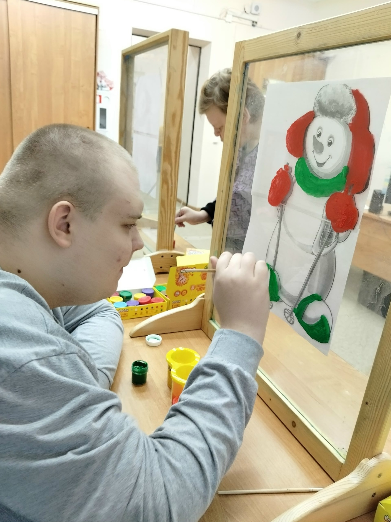 Получатели социальных услуг реабилитационной службы встретили зиму – волшебное время года и нарисовали всеми любимого из детства доброго Снеговика.