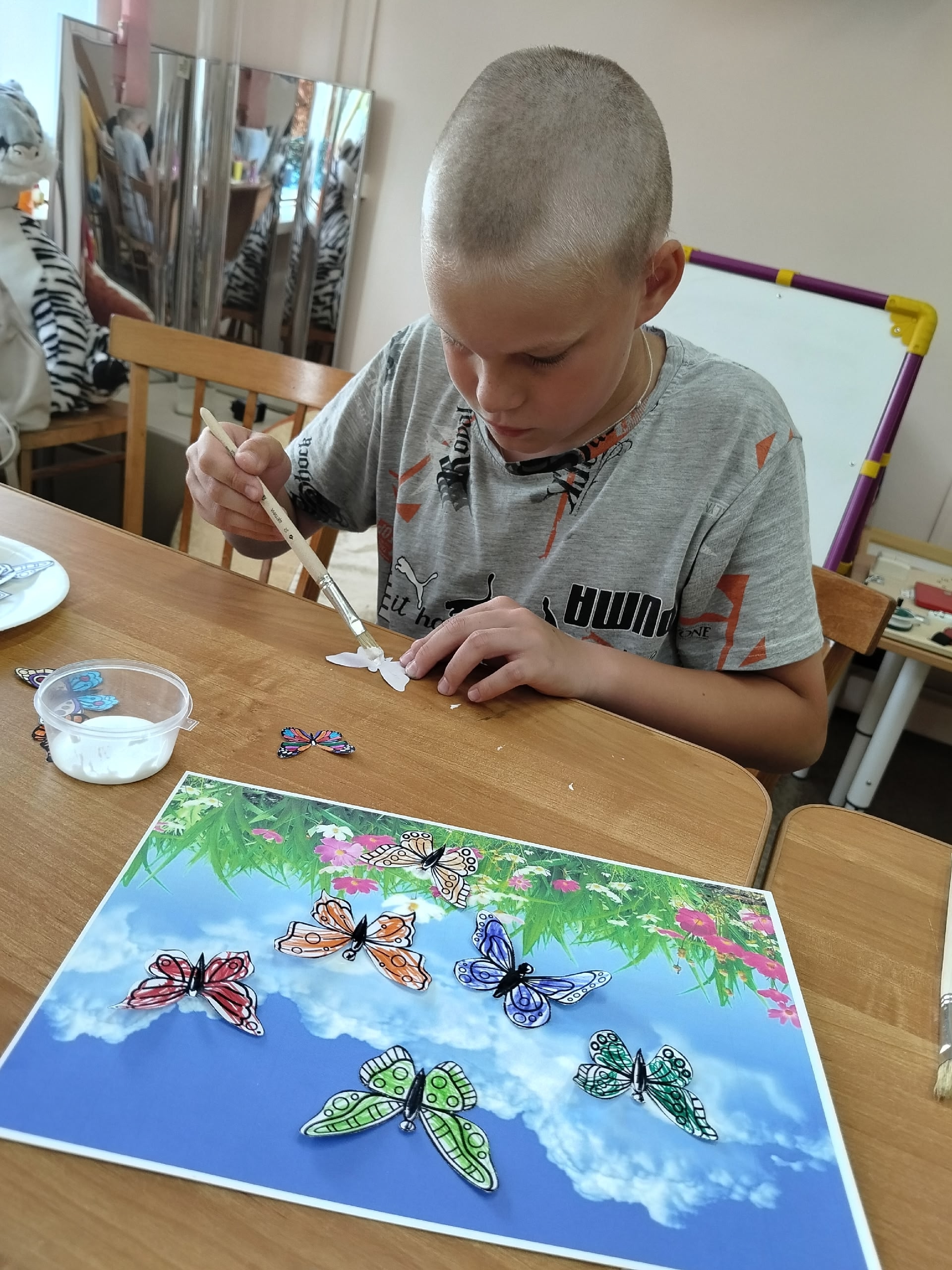 Для получателей социальных услуг проведено творческое занятие по созданию летней композиции.