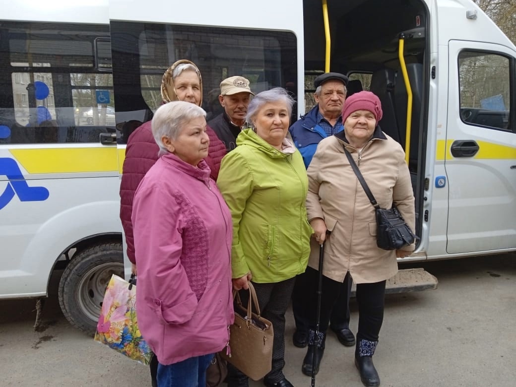 Наш центр продолжает заботиться о здоровье граждан в возрасте 60 лет и старше, организуя их доставку из сел района на медицинские осмотры и диспансеризацию.