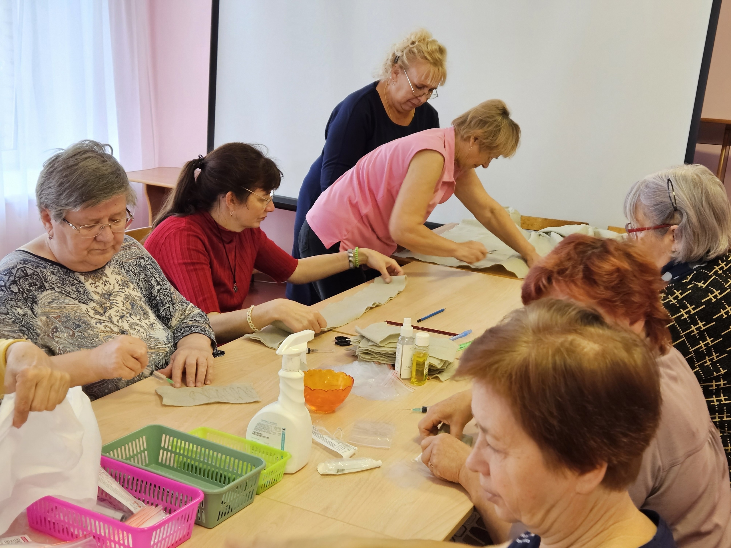 Специалисты комплексного центра совместно с «серебряными» волонтёрами включились в работу по изготовлению «сухого» армейского душа