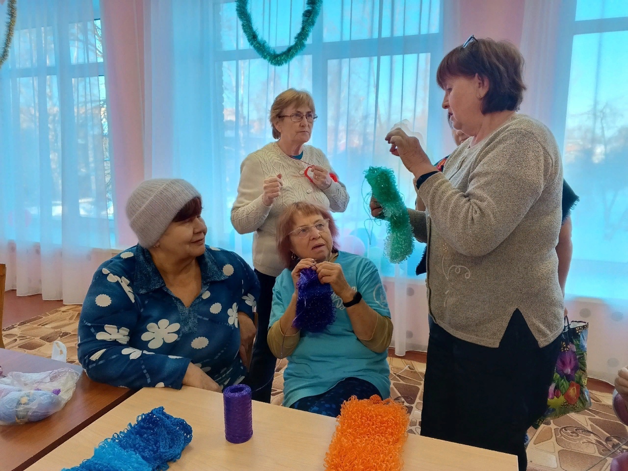 «Серебряные» волонтёры из Шексны начали вязать мочалки для бойцов, находящихся в зоне СВО