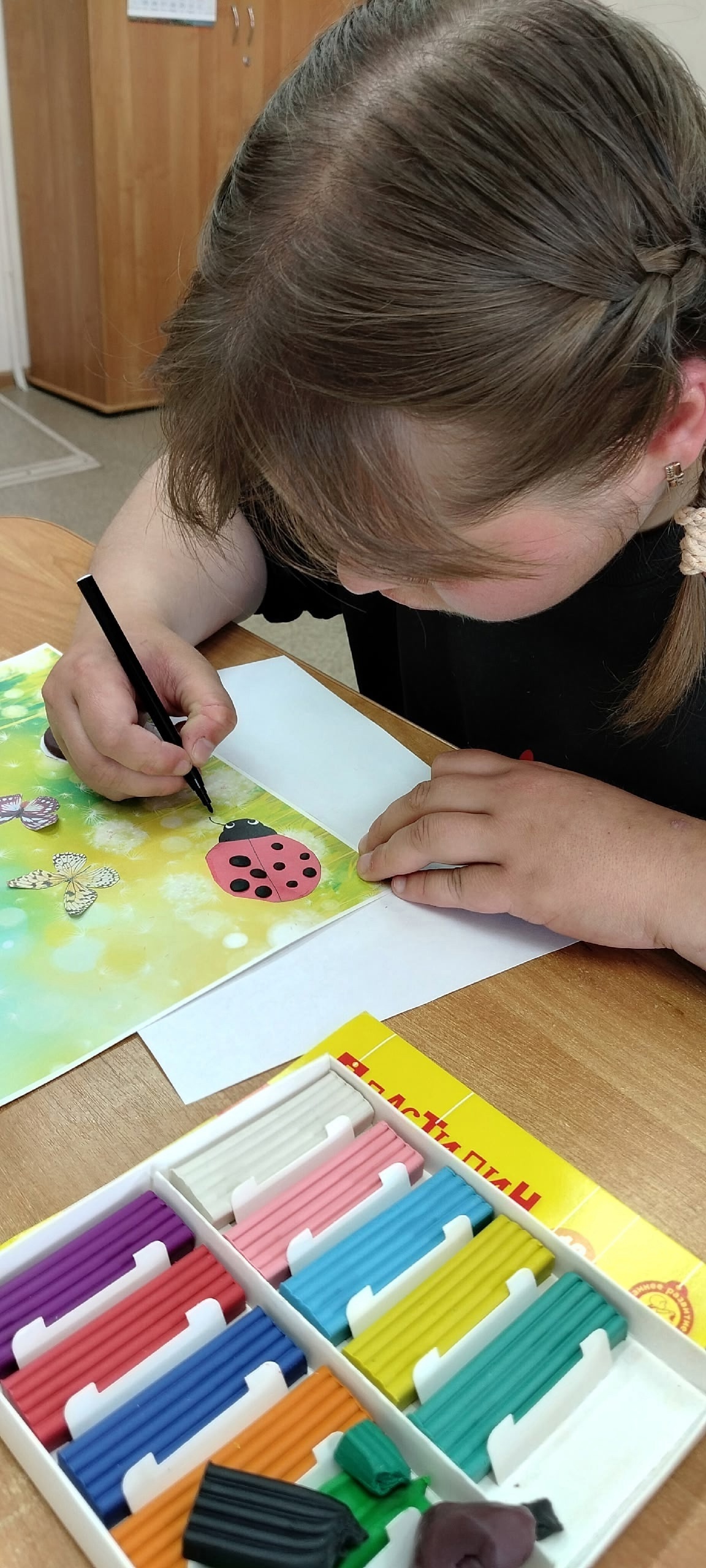 Для получателей социальных услуг реабилитационной службы проведено творческое занятие с применением техники – пластилинография.