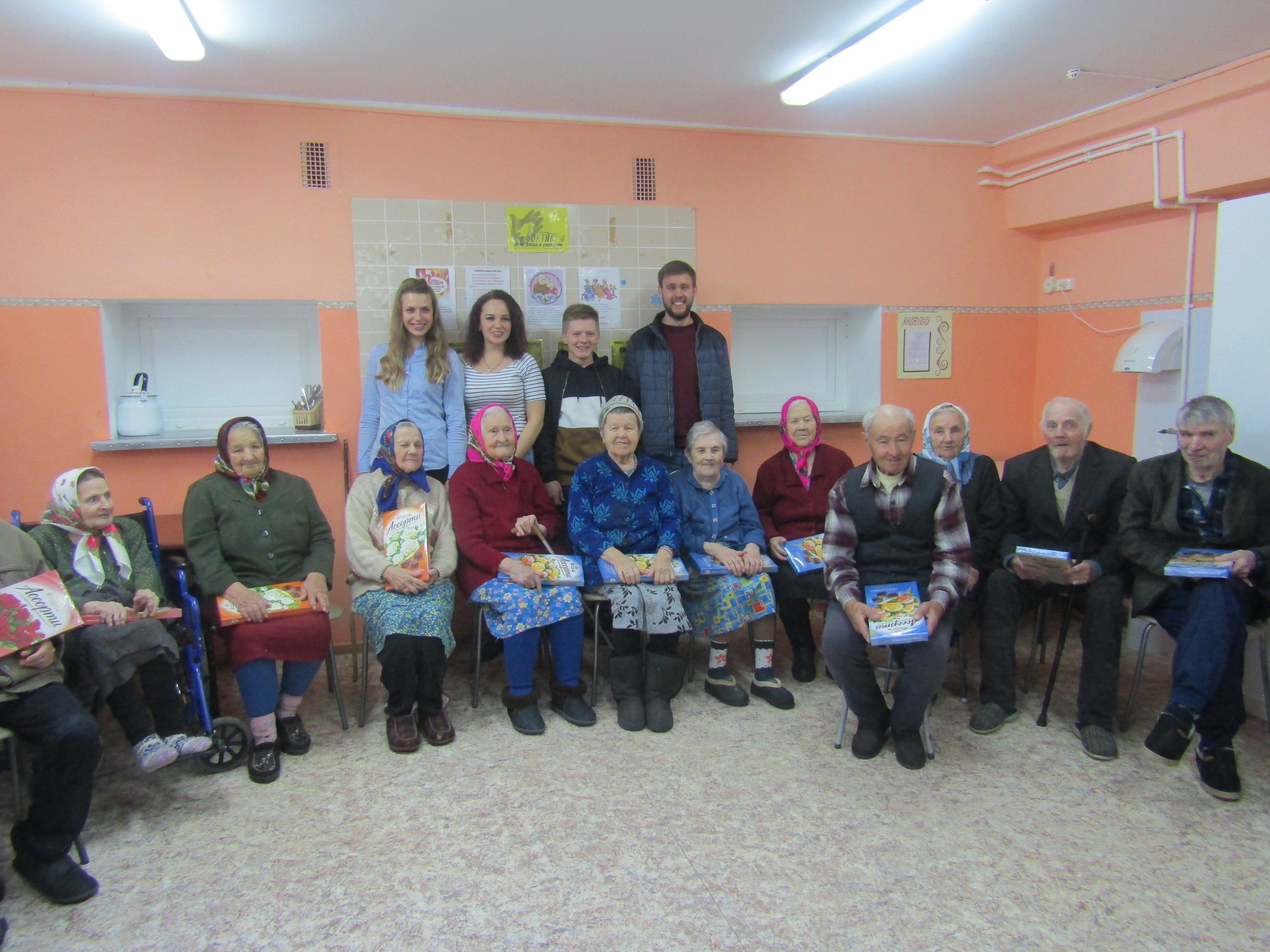 Пожилые люди приняли поздравление от молодых специалистов ЛПУМГ