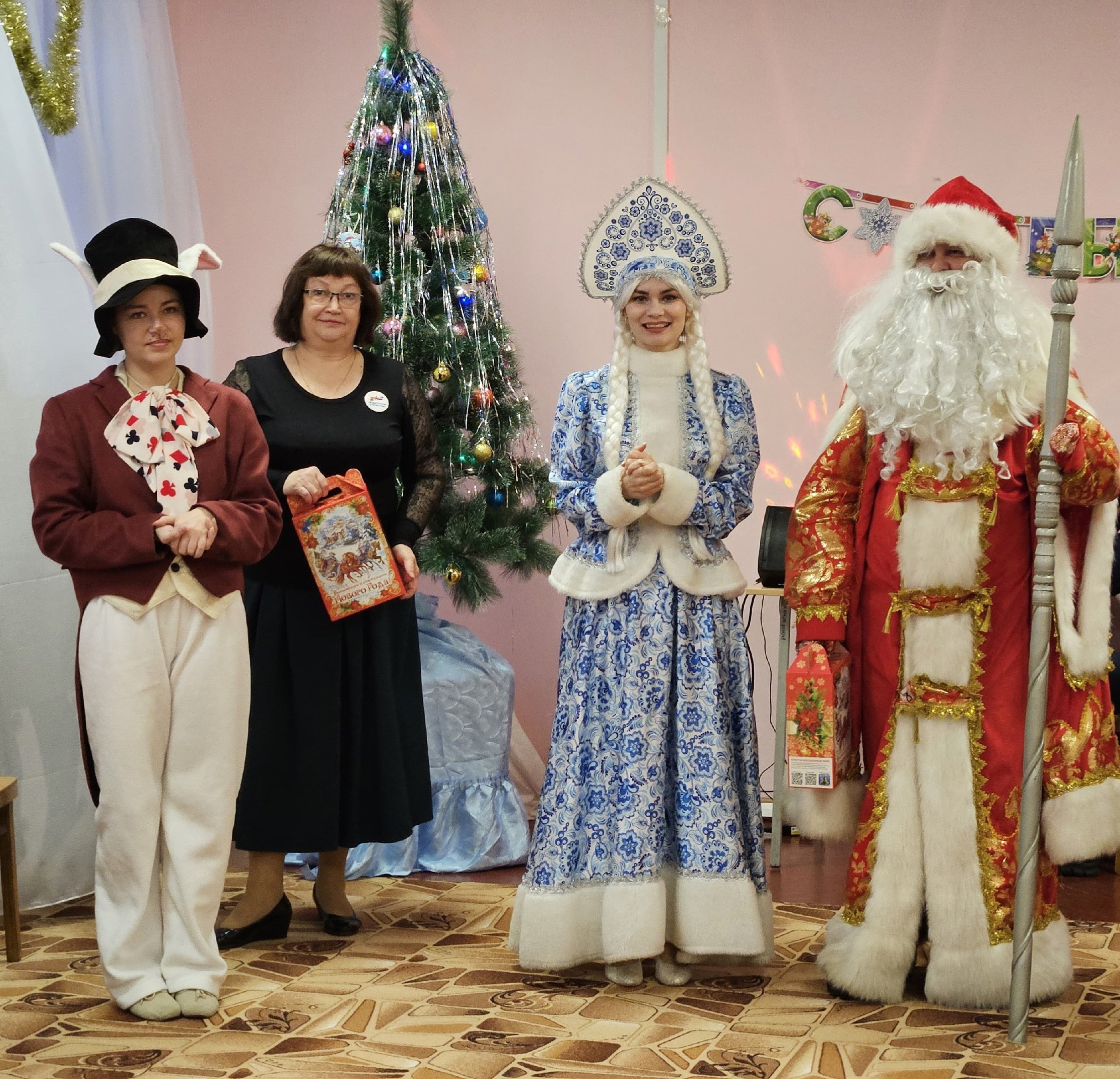  Игровая программа с Дедом Морозом для детей из семей участников СВО прошла в комплексном центре