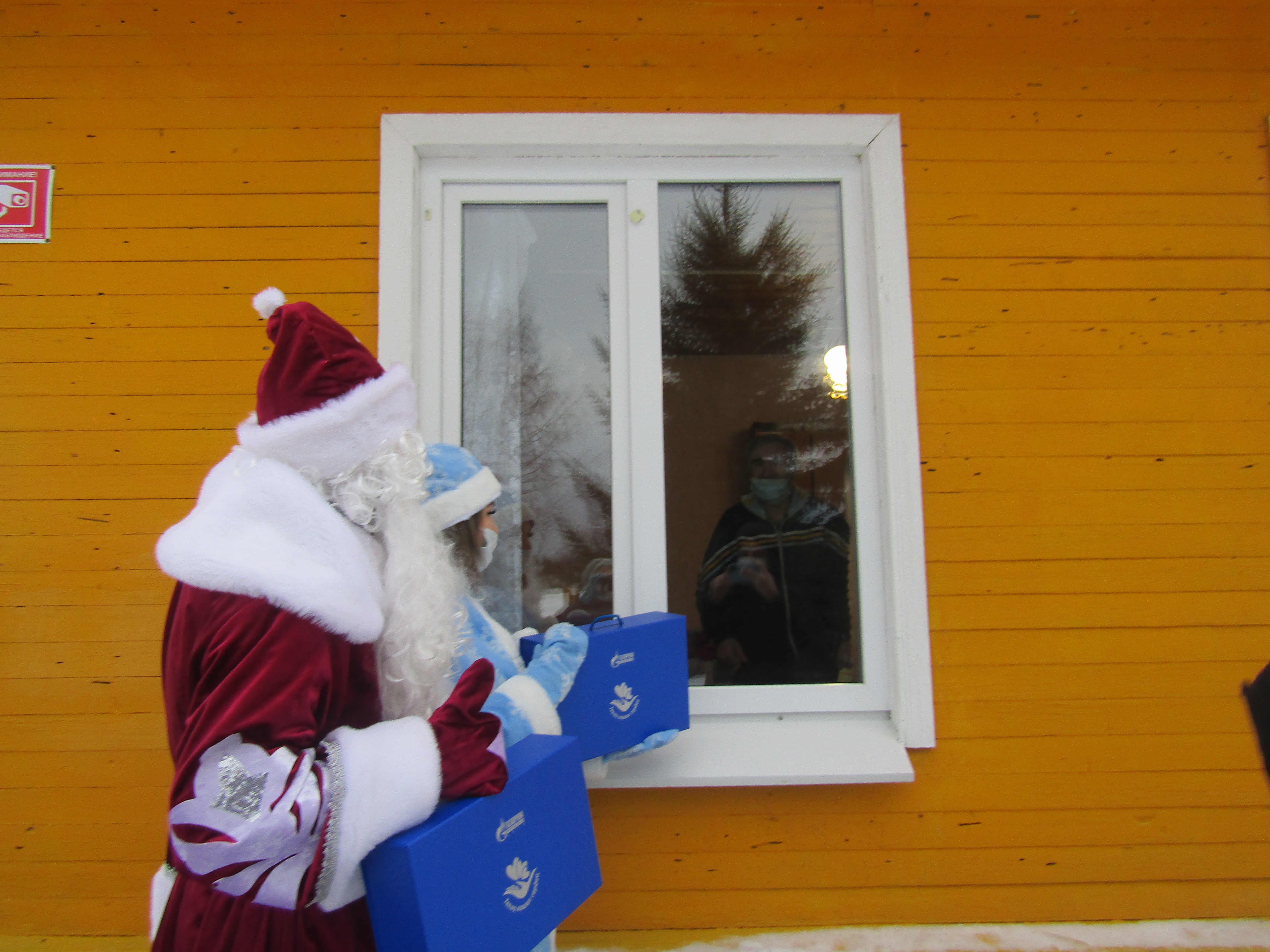 Дед Мороз заглянул в окно