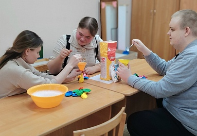 В реабилитационной службе комплексного центра с получателями социальных услуг организован мастер-класс по изготовлению «Игрушки-антистресс».