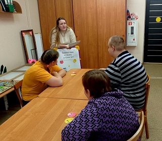 В реабилитационной службе с получателями социальных услуг проведено занятие «Путешествие в страну добрых дел»